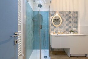 Dusche, Haartrockner, Bidet, Handtücher