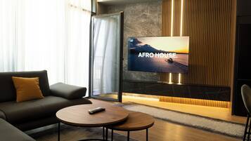 Appartement, 1 slaapkamer | Woonruimte | Een 50-cm flatscreentelevisie met satellietzenders