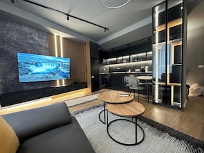 Apartment, 1 Schlafzimmer | Wohnbereich | 50-cm-Flachbildfernseher mit Satellitenempfang