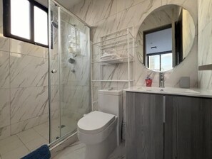 Shower, hair dryer, towels, soap - Stylish Apartment in the heart of Panama City 1Bed 2 Full Bath (Panama City)