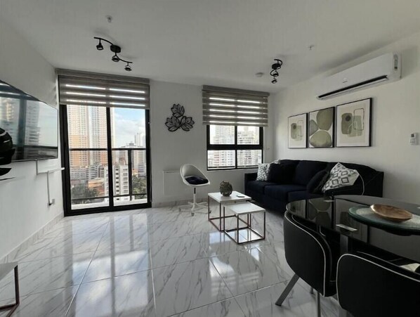 Smart TV, computer monitors - Stylish Apartment in the heart of Panama City 1Bed 2 Full Bath (Panama City)