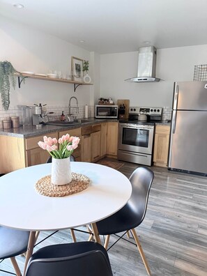 Frigorífico, microondas, horno y placa de cocina