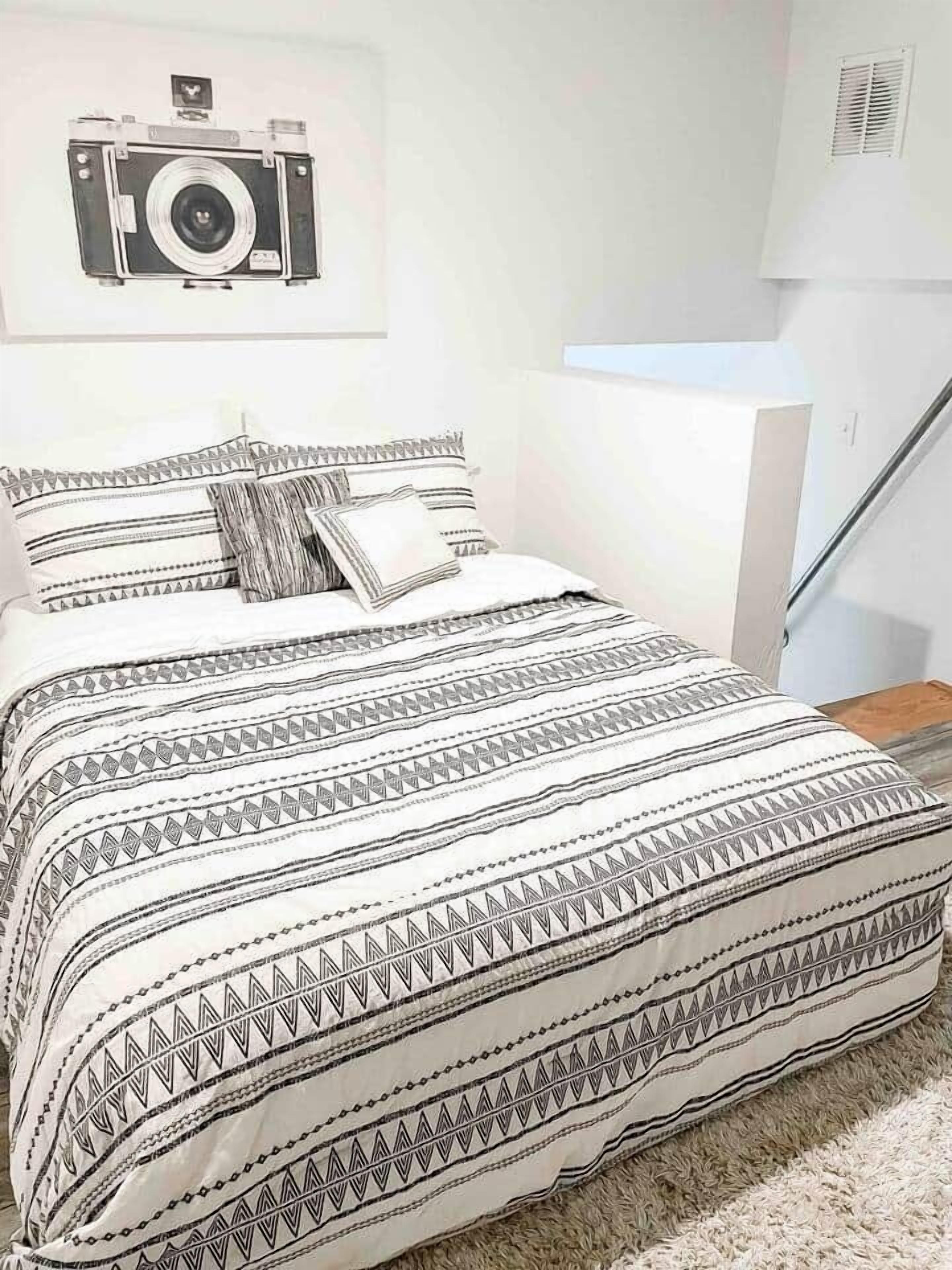 2 bedrooms, in-room safe, desk, iron/ironing board