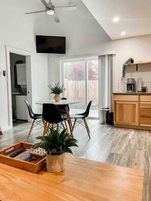 Dining - Wine Country • Hot Tub • Near Jacksonville (Central Point)