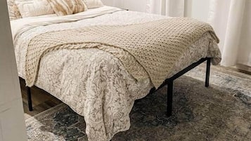 2 bedrooms, in-room safe, desk, iron/ironing board