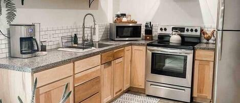 Een koelkast, een magnetron, een oven, een kookplaat