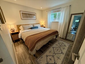 2 bedrooms, in-room safe, desk, iron/ironing board - Wine Country • Hot Tub • Near Jacksonville King Bed (Central Point)