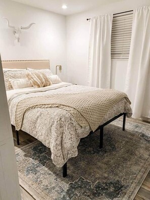 2 bedrooms, in-room safe, desk, iron/ironing board - Wine Country • Hot Tub • Near Jacksonville (Central Point)