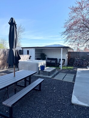 Outdoor dining - Wine Country • Hot Tub • Near Jacksonville (Central Point)
