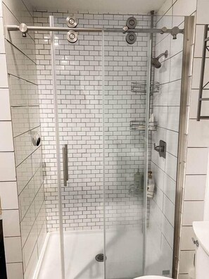Douche, sèche-cheveux, serviettes fournies, savon