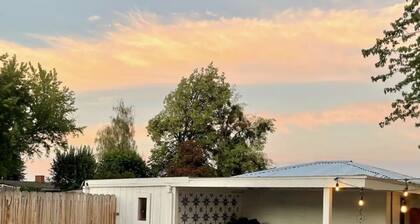 Modern Guest House w/ Private Hot Tub, Loft & Fenced Yard near Jacksonville