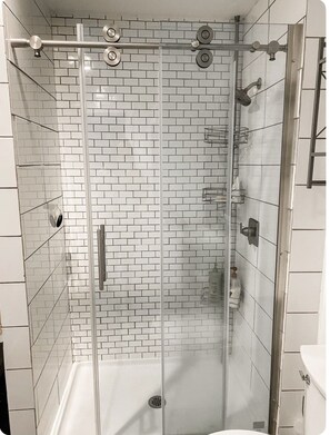 Douche, sĂšche-cheveux, serviettes fournies, savon