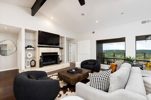 Smart TV, videojuegos, mesa de ping pong, oficina