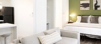 Downtown Studio: Urban Comfort