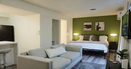 Downtown Studio: Urban Comfort