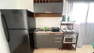 Kühlschrank, Mikrowelle, Herdplatte, Kochgeschirr/Geschirr/Besteck