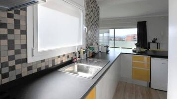 Een koelkast, een magnetron, een oven, een kookplaat