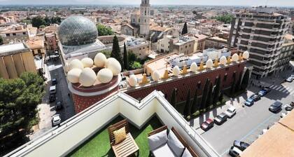 Kattohuoneisto, jossa on yksityinen terassi Dalí-museon edessä!