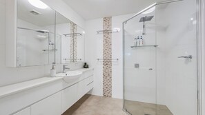 Shower - The Inlet - 2 bedroom holiday unit in North Haven, close to river and beach (North Haven)
