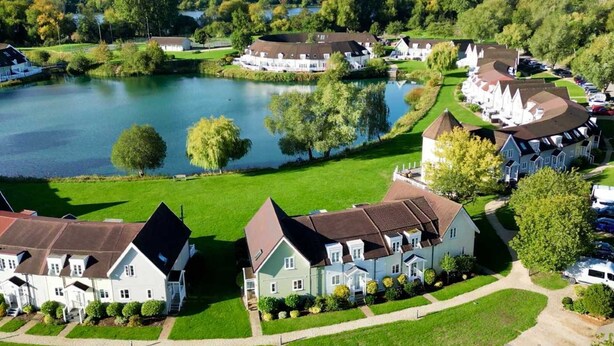 A residential area with houses, a lake, and a golf course. - Isis Lakes 50, Natterjack Lodge - Lakeside Lodge, On-Site Activities, Sleeps 6 (SOUTH CERNEY)