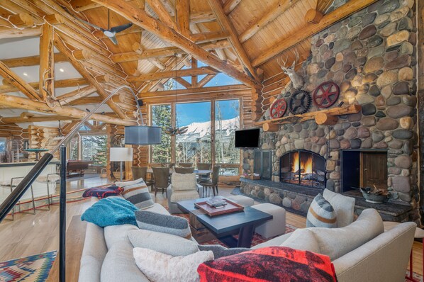 Een smart-tv, een open haard, boeken en een kantoor