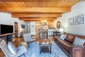 Smart-TV, Kamin, Bücher