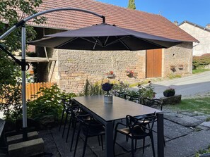 Outdoor dining - Studio Indépendant de 40 m2 "les Pâtureaux" à Quenouille Peyrat LE Chateau (Peyrat-le-Château)