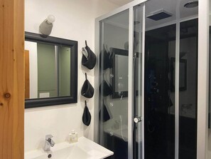 Suihku, hiustenkuivaaja, pyyhkeet, saippua