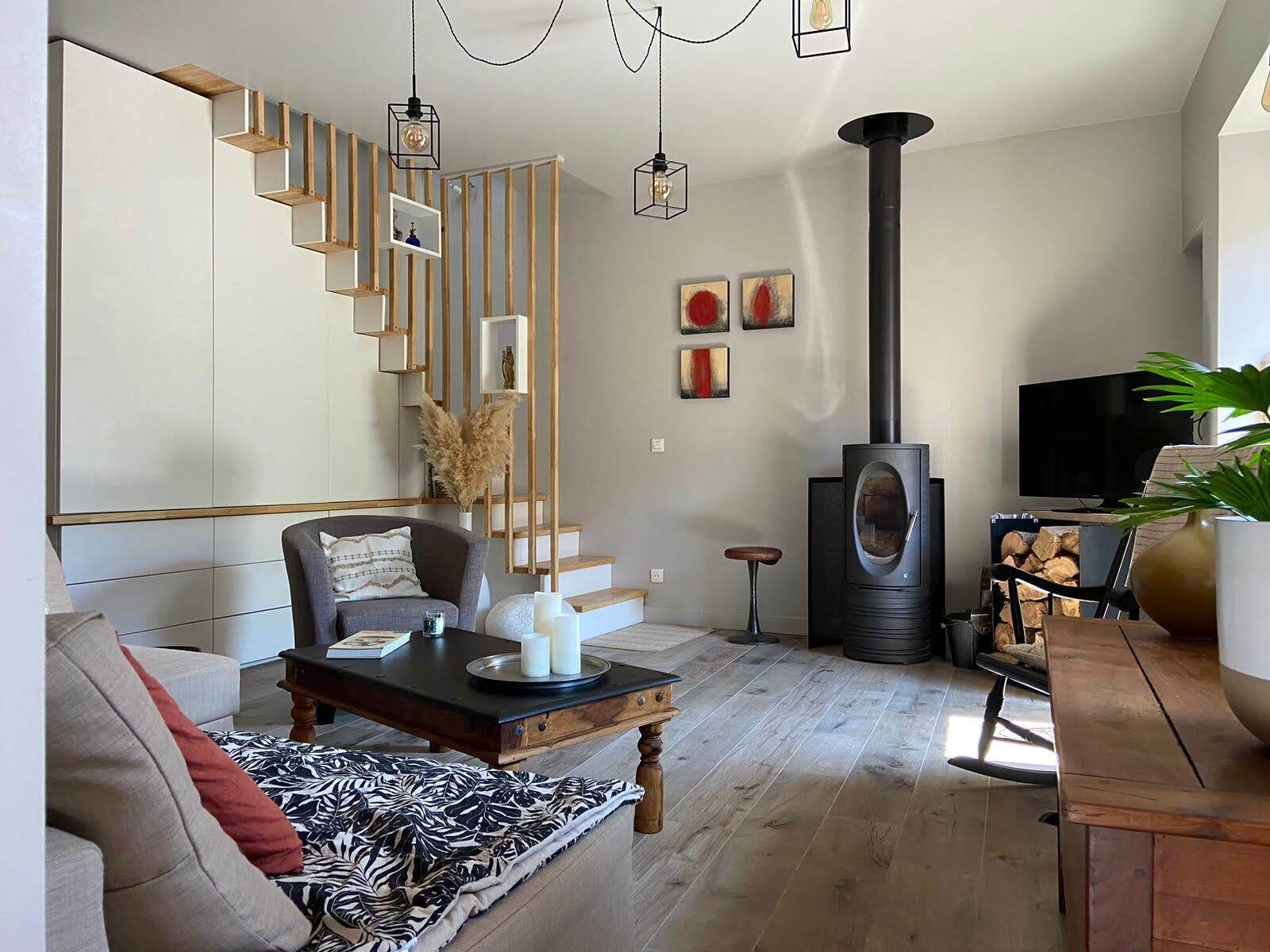 Televisor, llar de foc i llibres 