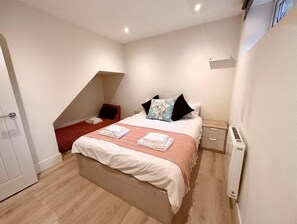 House | 1 bedroom, WiFi (free), bed sheets - Charming Duplex 10min to London Bridge, Quiet (London)