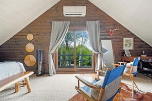 3 bedrooms, desk, WiFi, bed sheets - Lake George Mountain Chalet on 2.45 acres, grill & fire pit. (Warrensburg)