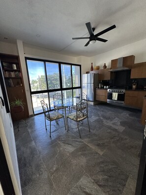 Private kitchen - Beautiful Spacious Apartment (Cancún)