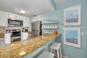 Kjøleskap, mikrobølgeovn, ovn og kokeplater