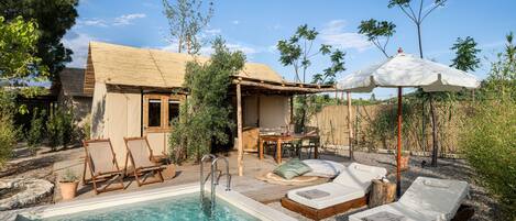 Lodge Tent with Garden & Pool | Vista do quarto