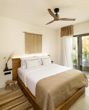 Small Cabana with garden | Ylelliset vuodevaatteet, minibaari, tallelokero huoneessa