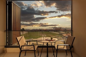 Superior Duplex Maisonette with Jacuzzi | Literie de qualité supérieure, matelas mémoire de forme