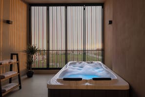 Superior Duplex Maisonette with Jacuzzi | Banheira de hidromassagem particular