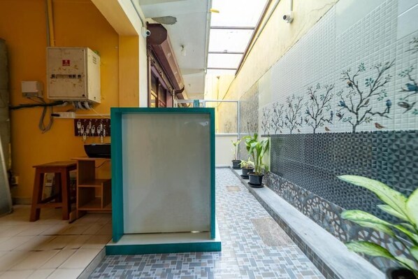 Interior - Deluxe Room - Happy Inn (Puducherry)