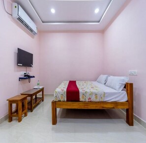 1 bedroom, desk, WiFi, bed sheets - Deluxe Room - Happy Inn (Puducherry)