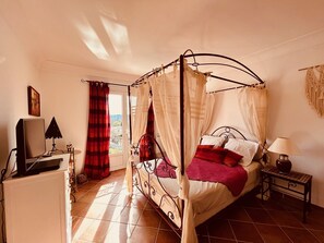 3 slaapkamers, een bureau, een strijkplank/strijkijzer, reisbedje