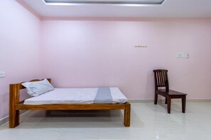 1 bedroom, desk, iron/ironing board, WiFi - Family Room - Happy Inn
 (Puducherry)