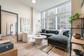 Smart TV, books, stereo, offices