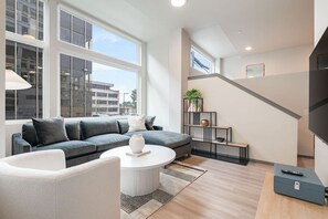 Smart TV, libros, estéreo y oficina 