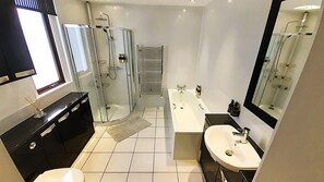 Eco-friendly toiletries, hair dryer, towels, soap - Highland Haven, Glencoe - Holiday home. (Ballachulish)