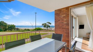 Outdoor dining - Pacific Gables 1 - Absolute Beachfront Tugun - Linen Provided - Min. 3 Night Stays! (Tugun)