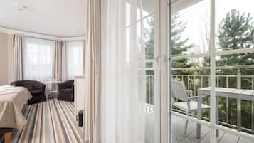 Room with king-size bed and balcony | Allergivenligt sengetøj, minibar, pengeskab på værelset
