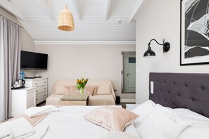 Triple room with balcony | Hypo-allergenic bedding, minibar, in-room safe, individually decorated