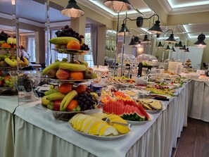 朝食 (ビュッフェ)、毎日提供 (1 名様 60 PLN)