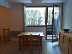 Dining - Grand studio à l'orée du bois en chartreuse (Saint-Pierre-de-Chartreuse)