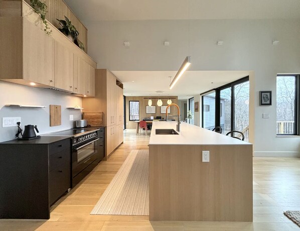 High chair, dining tables - New Designer Retreat ideal for Families (New Paltz)